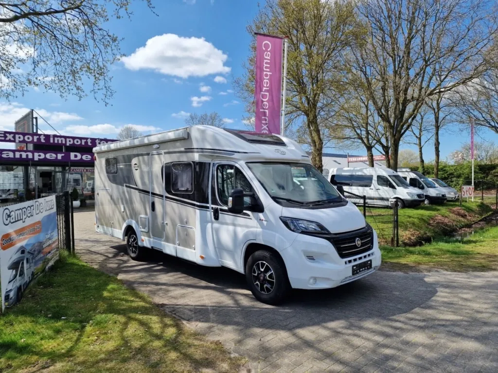 47  Luxe Carado T448 Emotion 4P enkele bedden grote garage.