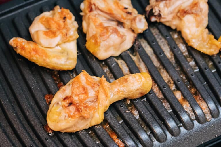 kip koken op een elektrische grill
