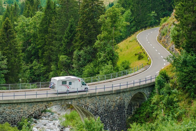 camper rijdt over een brug